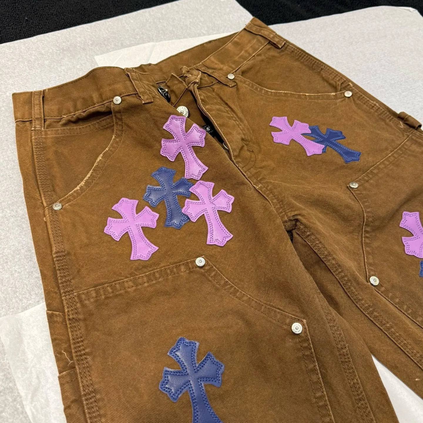 P310 Style number: D374 Chrome Hearts Chrome Hearts brown logging purple leather overalls. Heavy canvas material, double-layer fabric on the knees, multi-pocket design. Color #logging brown purple leather. Size #28-36 (s m l Waist 85 Hips 110 Length 106 Opening 21.5